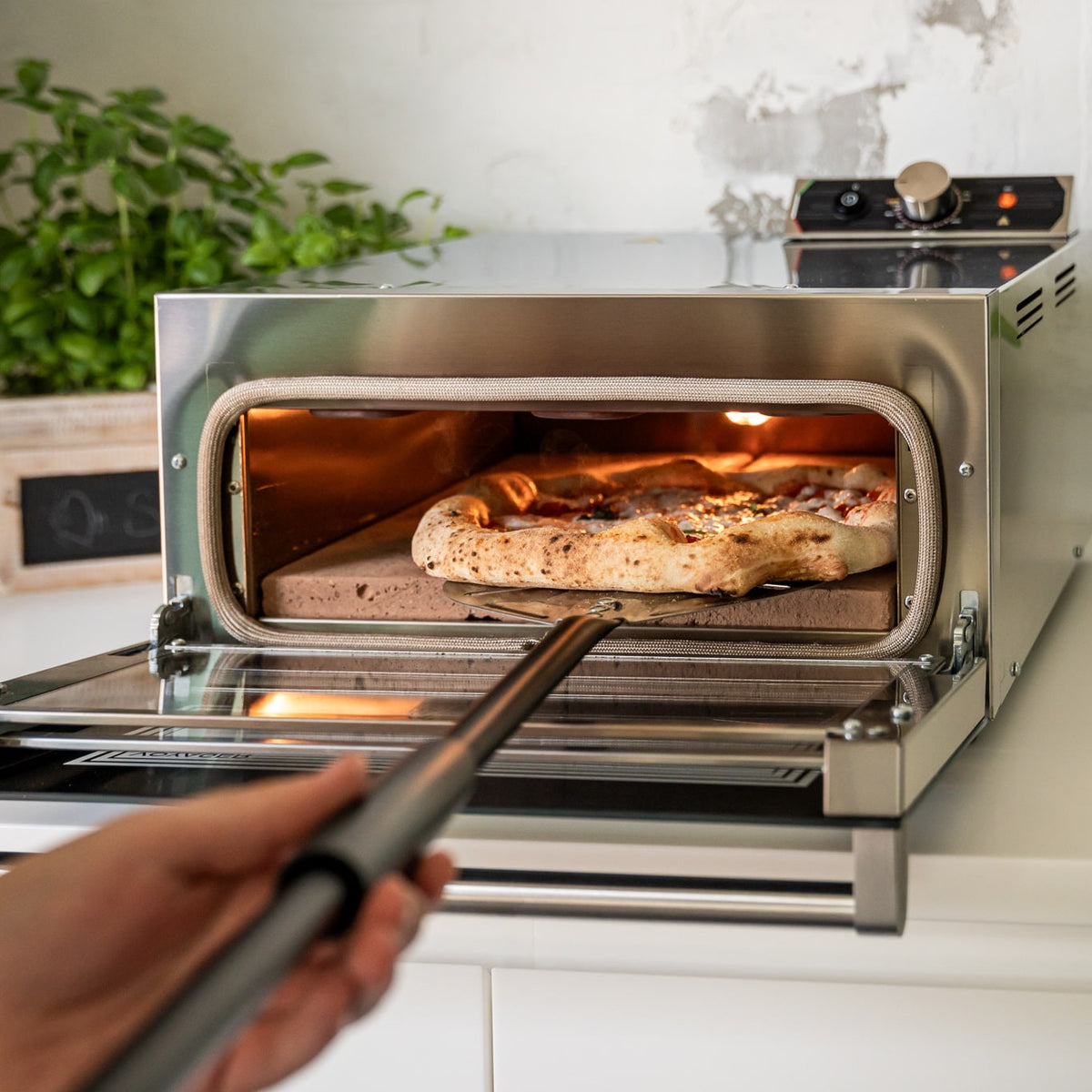 Pizzadrehschaufel mit Pizza