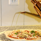 Oliera träufelt öl auf Pizza