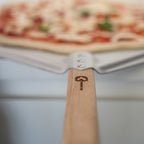 Pizzaschaufel mit Pizza