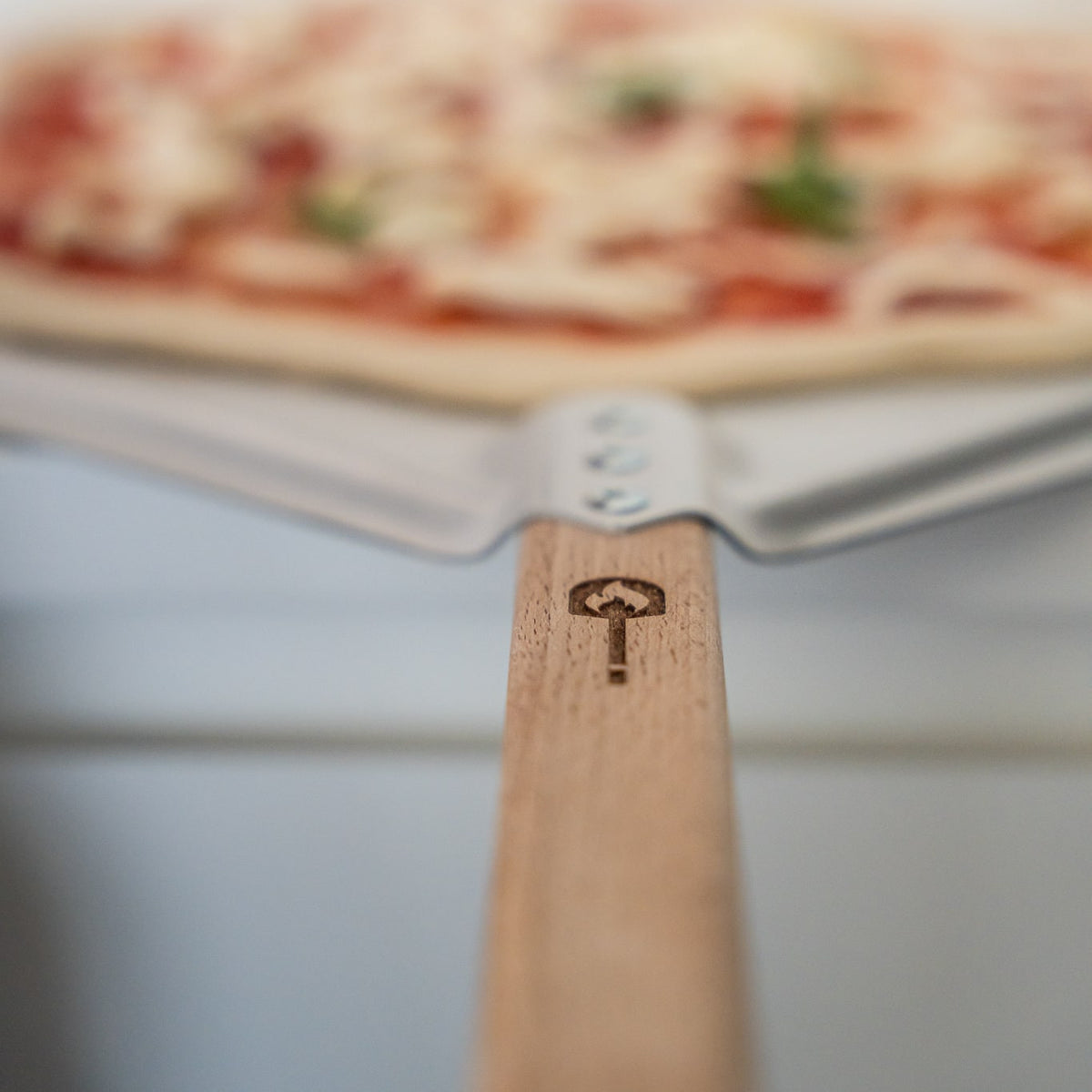 Pizzaschaufel mit Pizza