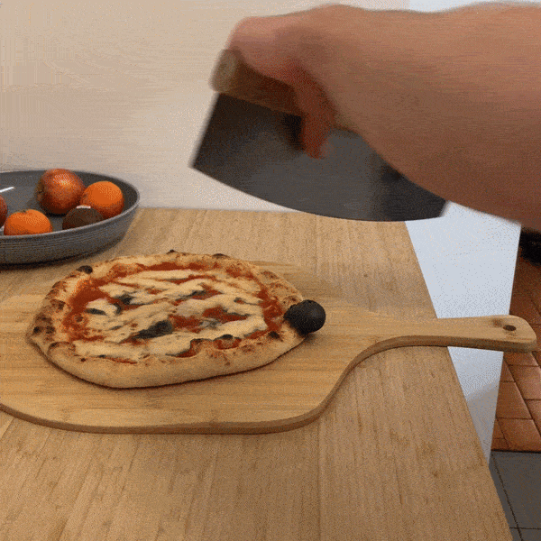 Pizzawiegemesser schneidet Pizza
