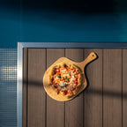 Bambus Pizzabrett mit Pizza am Pool